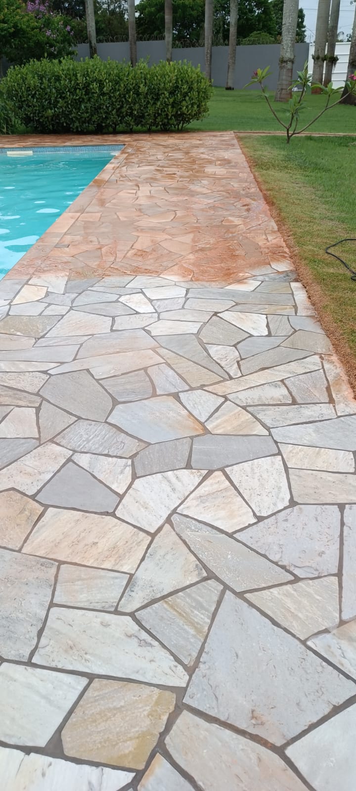 Serviço de limpeza em pedras, piscinas e áreas externas